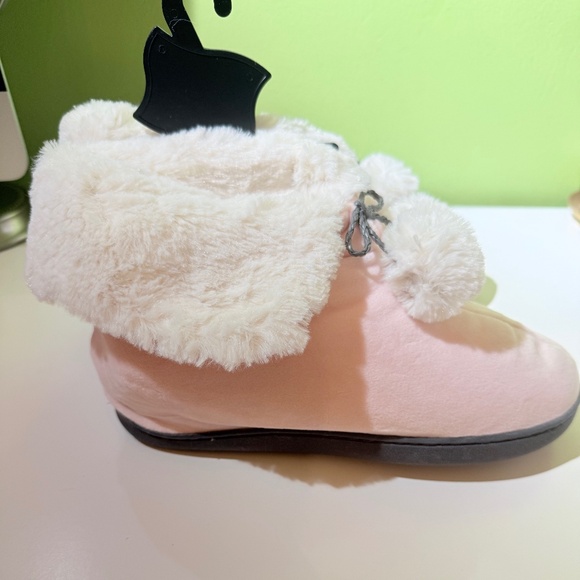 Cozy pink slipper booties with plush faux fur and pom-pom ties - Picture 2 of 5